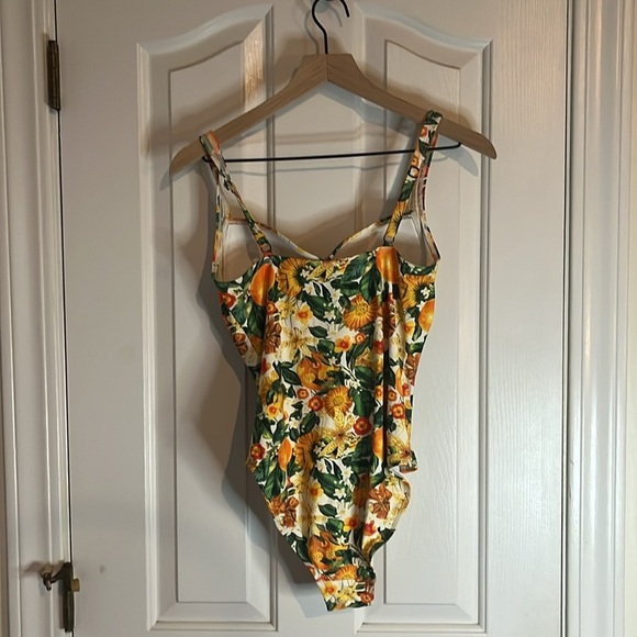 Nip Tuck | Joanne Citrus Twist Front One Piece Swimsuit Size 8 Swim Beach Pool - Picture 6 of 9